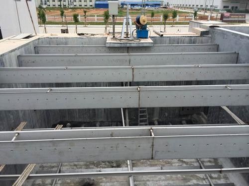 Dụng cụ cạo đáy pittông được sử dụng cho bể bơi nước thải vuông